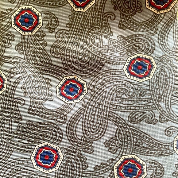 Jones New York Men’s Tie. 100% Silk. Paisley Pattern w/ Navy & Burgundy Accents - Picture 2 of 5